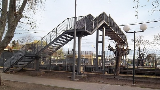 rafael calzada, mujer se tiro del puente peatonal, almirante brown