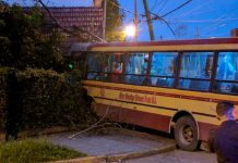 Un colectivo se incrustó en la puerta de una casa en Bernal: hay 15 heridos
