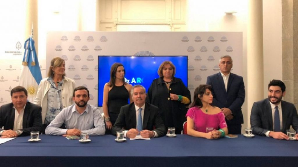 Junto a Victoria Donda, Grosso y Facundo Moyano, Felipe Solá confirmó su salida del Frente Renovador y anunció nuevo espacio