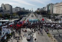 Envían al Congreso un proyecto para limitar los cortes y la entrada de inmigrantes