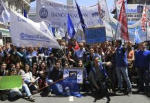 Bancarios acordaron un aumento extra del 12% y logran una paritaria del 40%