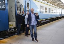 El nuevo tren de Dietrich a Mar del Plata descarriló y quedó suspendido guillermo dietrich, tren, mar del plata