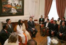 Diez muertos por el incendio en una comisaría y Vidal contrató al Ravi Shankar para que enseñe relajación a los presos