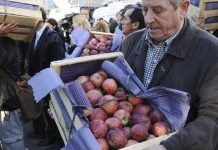 Este martes habrá un nuevo frutazo en Plaza de Mayo por la crisis en el sector