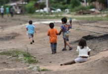 Según la UCA, la pobreza en la Argentina llegó al 40,8% y es la más alta de la década