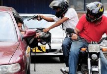 Aprobaron una ley que busca frenar los robos de motochorros en la Provincia