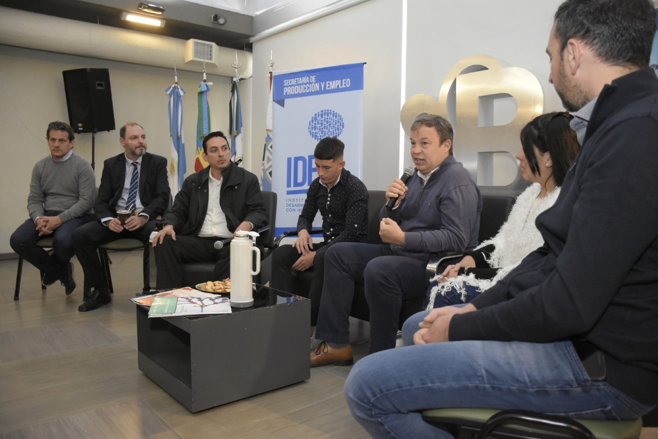 mariano cascallares, entrega de titulos, certificados, almirante brown, emprendedores