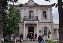 Lomas de Zamora: una moto que corría picadas atropelló a un joven
