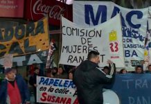 Manifestantes protestan en el Puente Pueyrredón contra despidos