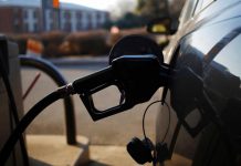 El Gobierno aplica subsidios y flexibilizó el congelamiento en las naftas