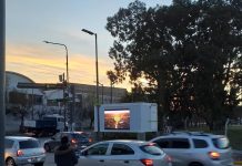 En medio de la crisis alimentaria, Martiniano Molina instalada pantallas gigantes haciendo campaña