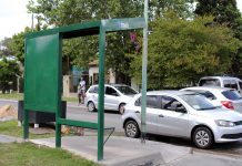 El Municipio Almirante Brown fabrica e instala nuevos refugios para las paradas de colectivos