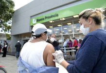 El Municipio de Almirante Brown vacunó a los adultos mayores en el ingreso de los bancos