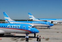 Aerolíneas Argentinas y Austral serán fusionadas en una sola compañía