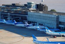 Aerolíneas Argentinas presentó un protocolo y se estima que en julio volverían los vuelos de cabotaje