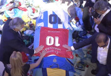 Alberto Fernández despide a Maradona: colocó pañuelos de Madres y Abuelas de Plaza de Mayo y una camiseta de Argentinos Juniors sobre el féretro