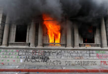 Violencia política en Guatemala: manifestantes incendian Congreso y piden retiro del Presidente