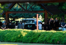 El último adiós a Diego Maradona: el cortejo fúnebre llegó al cementerio de Bella Vista