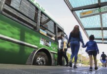 Personal que realiza tareas domésticas en casas, autorizado para usar el transporte público