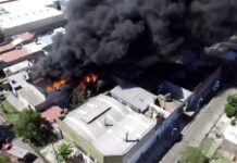Diez dotaciones de bomberos intentan sofocar un incendio en una fábrica de pintura loma hermosa, incendio, tres de febrero, fabrica