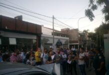 Vecinos de Berazategui enojados por la falta de seguridad entregan petitorio para Juan Jose Mussi