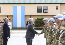 Otorgan una «suma remunerativa excepcional» a persona de las fuerzas de seguridad