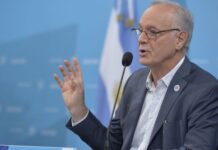Advertencia de Gollan y una nueva embestida contra las denuncias al plan de vacunación