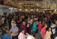 500 adultos mayores hicieron una fiesta sin distancia ni barbijos y con aval del municipio