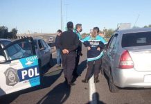 Asaltaron a dos policias en una autopista: robaron una escopeta y un chaleco
