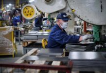 Oficializaron el aumento del salario mínimo, vital y móvil: de cuánto será en cada etapa