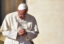 Amenaza al papa Francisco: le enviaron una carta acompañada de tres balas