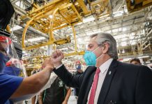 Alberto Fernández visita en Chivilcoy una fábrica de zapatillas que reabrió este año