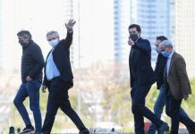 Alberto Fernández apuntó en el cierre del acto: “Mientras ellos brindan en Miami y sonríen, yo sigo peleando con el FMI”