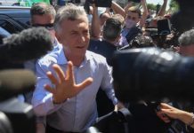Sin hablar con la prensa y en medio de aplausos militantes, Macri llegó a la indagatoria en Dolores