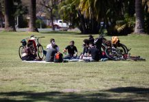Una por una, las restricciones que se levantan por el nuevo decreto: barbijo, boliches y viajes