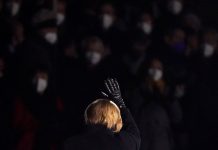 Angela Merkel se despidió del gobierno alemán con una canción punk de Nina Hagen