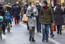 Récord de casi 50 mil casos diarios en España por el avance de la variante Ómicron