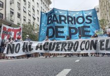 Crisis y represión en 2001: organizaciones sociales se reúnen en Plaza de Mayo para conmemorar a las víctimas