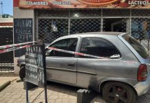 Accidente en Burzaco: chocaron dos autos y uno se incrustó en un comercio