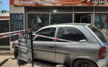Accidente en Burzaco: chocaron dos autos y uno se incrustó en un comercio