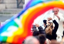 El Papa Francisco pidió a los padres «no condenar» a hijos con orientación sexual diferente