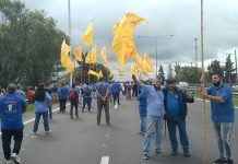 Choferes de la línea 60 cortan la Autopista Panamericana en protesta por despidos