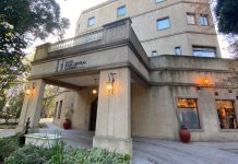 Avión venezolano retenido en Ezeiza: allanaron el hotel donde están los tripulantes iraníes