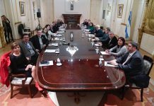 Batakis participa por primera vez de una reunión de Gabinete