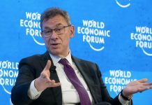 El CEO de Pfizer se contagió de Covid: presenta síntomas leves