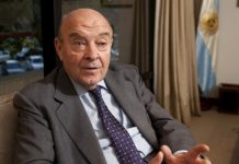 En una conferencia privada con inversores, Cavallo sugirió que el cepo continuará en todo el 2025