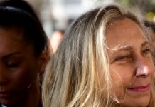 Karina encabezó un mini acto en Morón tras juntar 4.000 firmas para la Libertad Avanza